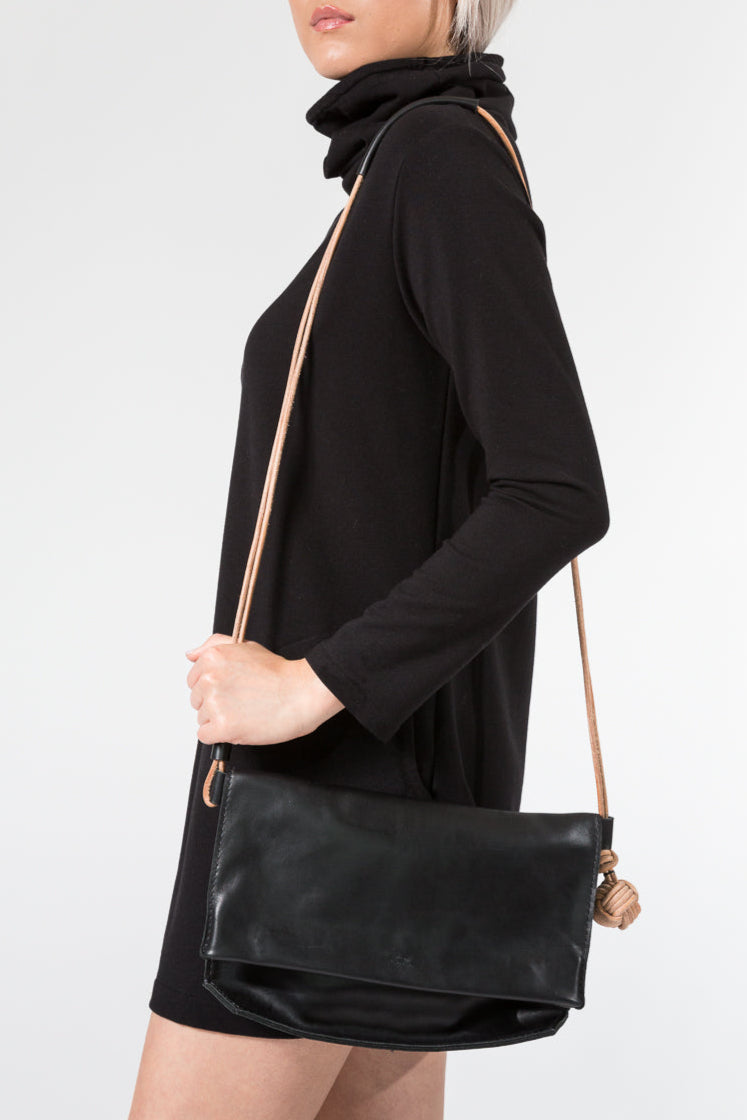 k(not) Messenger in Black/Veg Tan