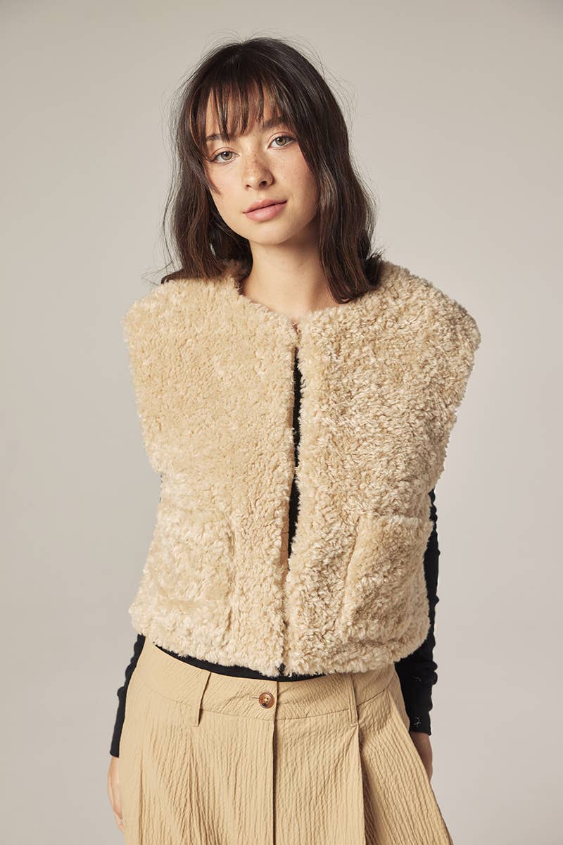 Reversible Faux Fur Short Vest | Oatmeal/Beige