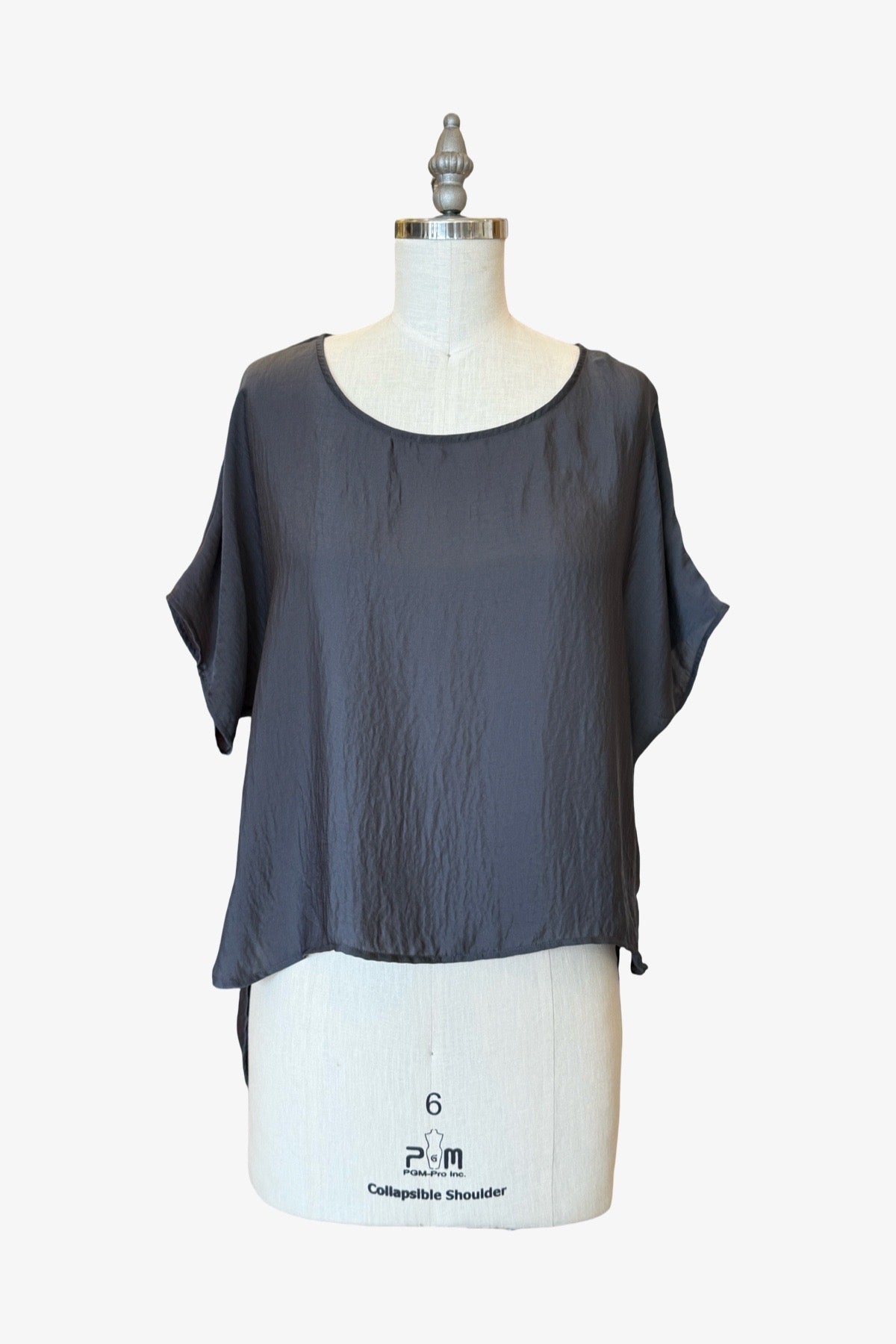 The cropped version of our popular Easy Tee is just as versatile, longer back hem, and a low waist-length front hem, this top can be tucked in or worn loose.&nbsp; Front product shot