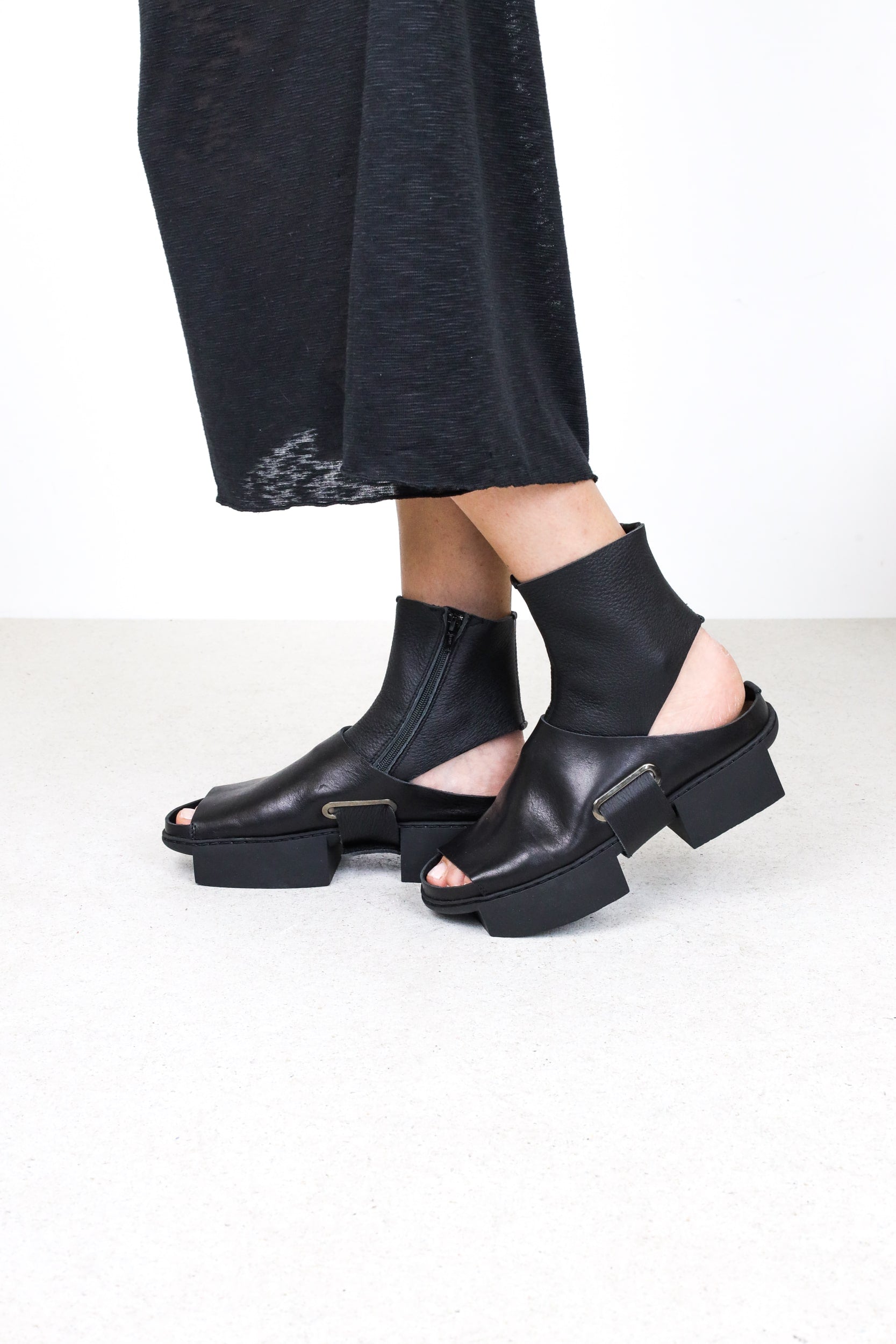 Trippen Daybreak Sandal | Black – Carol Young | Undesigned