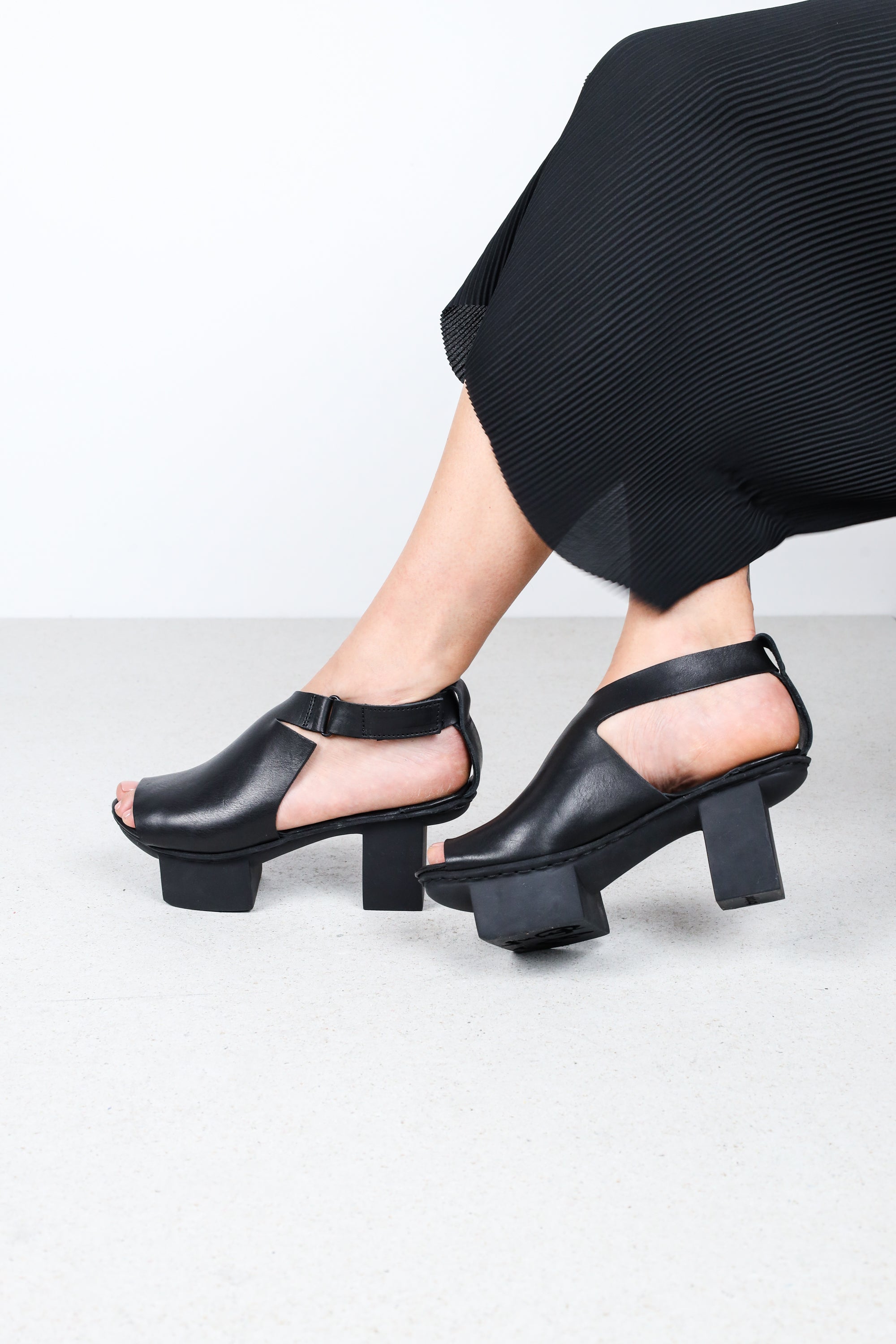 Trippen Fractal Sandal | Black – Carol Young | Undesigned